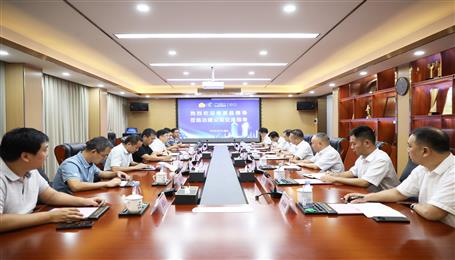 覃振華與鹿寨縣委副書記、縣長楊毅舉行工作會談