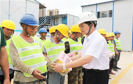 蒙勝益到分公司項(xiàng)目開展“送清涼”慰問活動(dòng)